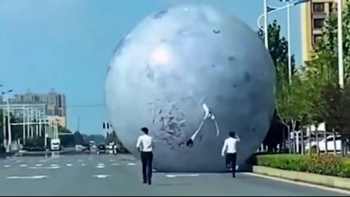 Chascarro en festival chino: Una luna gigante se 'escapó' y rodó por las calles de una ciudad