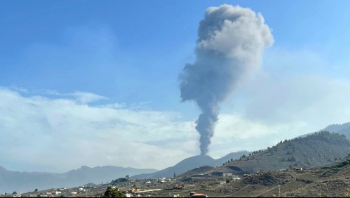 Tras una breve pausa el volcán Cumbre Vieja vuelve a tirar ceniza en Canarias: Ya se desmoronó el cono del macizo