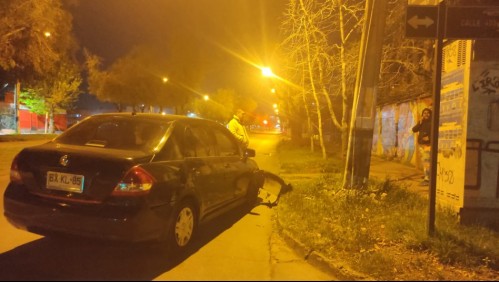 Conductor en estado de ebriedad chocó contra un poste de luz y dejó 100 casas sin electricidad en Peñalolén