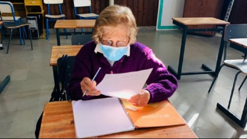 Bisabuela de 93 años termina la primaria y está lista para cursar el ciclo básico: 'Me siento más feliz'