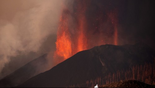 Se reactiva erupción del volcán Cumbre Vieja en España: 'Hay que estar muy vigilantes'