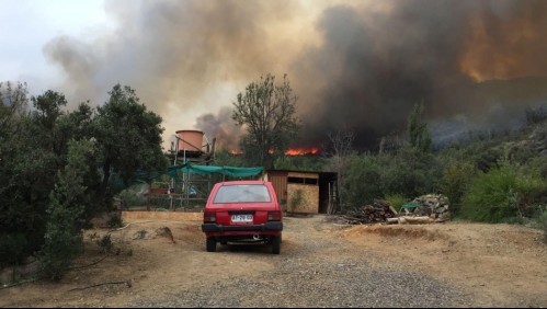 Al menos 12 casas afectadas por incendio forestal en Tiltil: Activan alerta SAE y solicitan evacuación