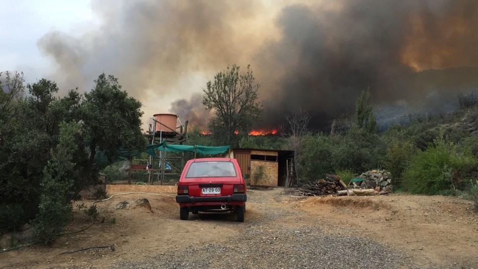 Al menos 12 casas afectadas por incendio forestal en Tiltil: Activan alerta SAE y solicitan evacuación Al menos 12 casas afectadas por incendio forestal en Tiltil: Activan alerta SAE y solicitan evacuación