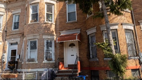 Bebé de un mes es encontrado sin vida en su hogar: madre es arrestada y acusada de 'sacudirlo hasta matarlo'