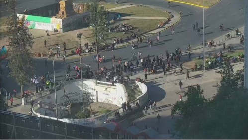 Manifestaciones en el centro de Santiago provocan cortes de tránsito y cierre de accesos a estación de Metro