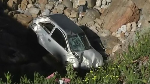 Auto se desbarrancó en Viña del Mar: Vehículo cayó 20 metros directamente a las rocas
