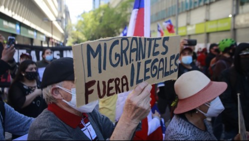 Una persona resultó apuñalada en marcha contra migración en Santiago: Se informa de 12 detenidos