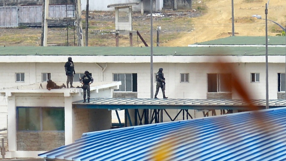 Presos disparan a policías en cárcel de Ecuador donde murieron 118 reos este martes