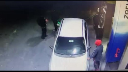 Detiene a ladrón que robó auto mientras conductor cargaba combustible: Víctima fue amenazada con arma de fuego