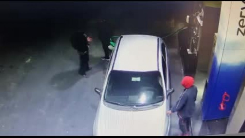 Detiene a ladrón que robó auto mientras conductor cargaba combustible: Víctima fue amenazada con arma de fuego Detiene a ladrón que robó auto mientras conductor cargaba combustible: Víctima fue amenazada con arma de fuego
