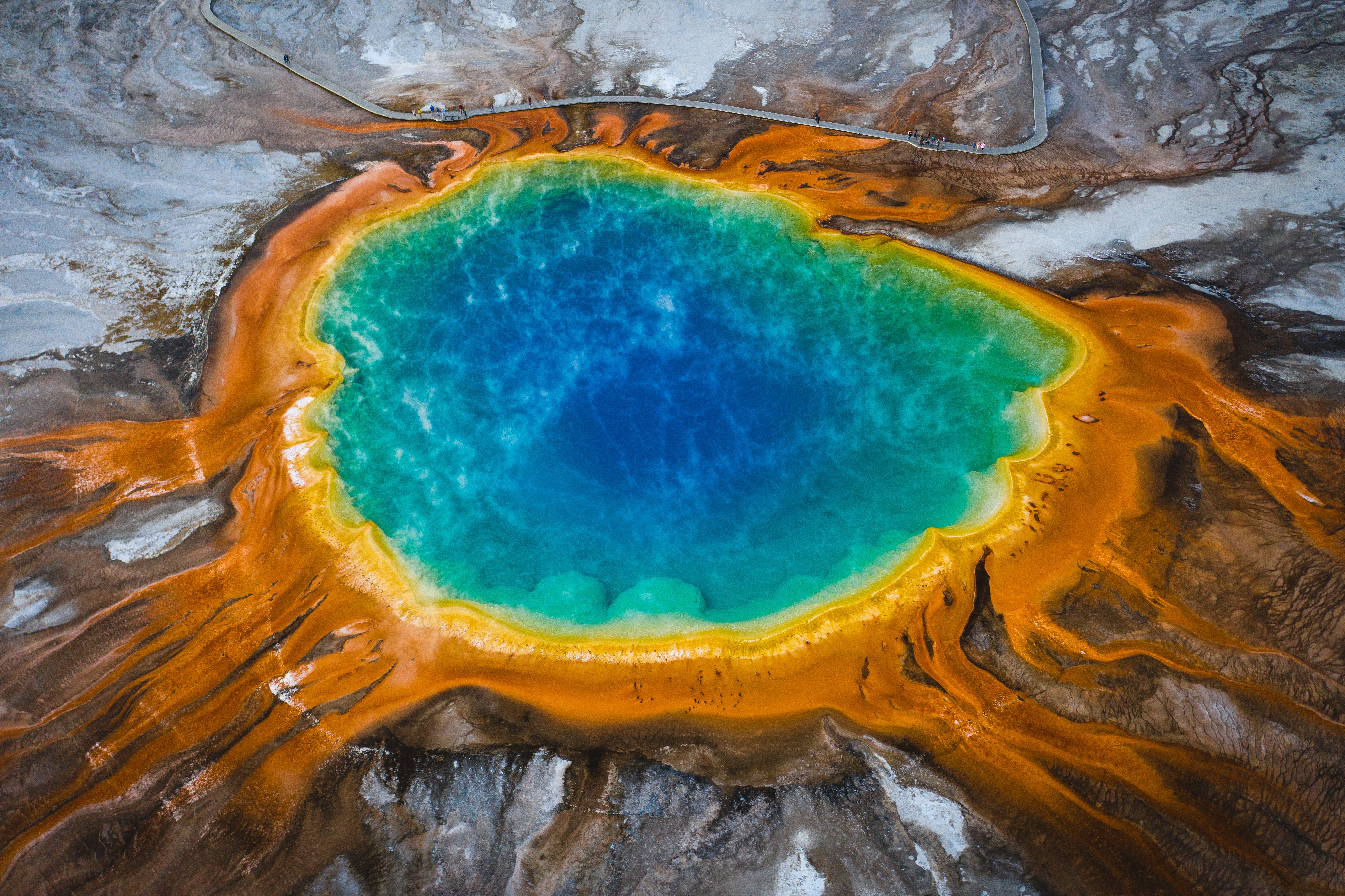 Gran fuente prismática. La fuente de agua termal en el Parque Nacional Yellowstone