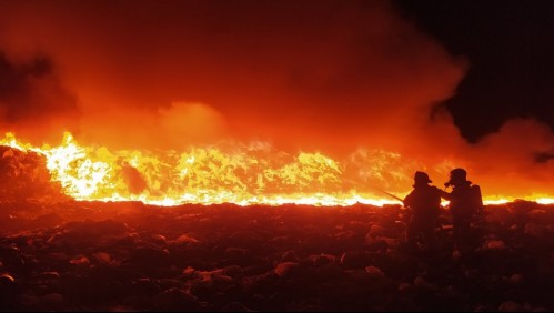 Incendio se registra en un acopio de ropa en el Cerro Tarapacá, en la comuna de Alto Hospicio