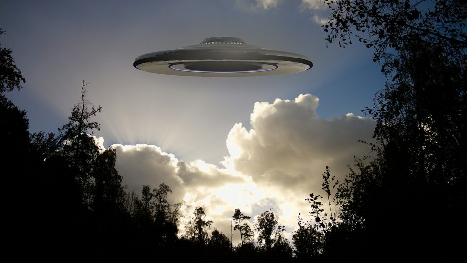 aliens-en-bosque Montaje de una nave espacial en un bosque.