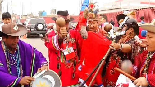 Chamanes peruanos realizan rituales y encienden la previa del partido frente a La Roja