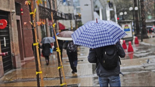 Lluvia en Santiago: llaman a 'estar atentos' por 'alta probabilidad' de precipitaciones para viernes y sábado