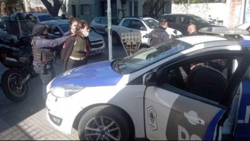Madre deja a su bebé encerrado en un auto bajo el sol para ir a un centro de estética