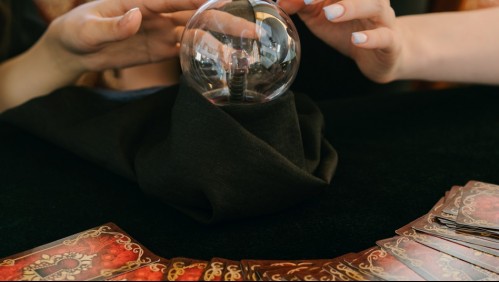 Le ofreció que volvería a ser feliz gracias a millonario pago: Demandan a vidente por no remover maldición de exnovia