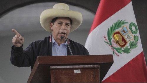 Presidente de Perú acepta la renuncia del primer ministro que arrastra a todo el gabinete a dos meses de haber asumido