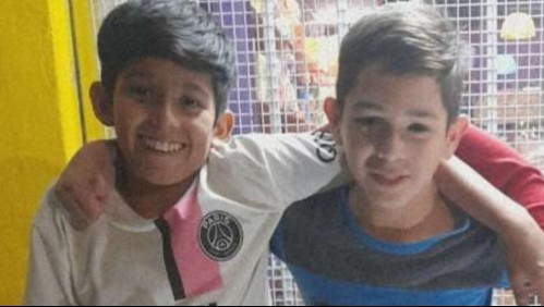 Niño organiza campaña para pagarle las prótesis a su mejor amigo: 'Se quieren mucho y están todo el día juntos'