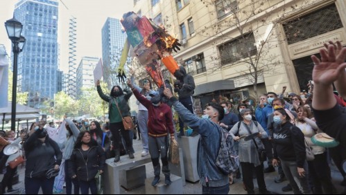 Protesta por soluciones habitacionales en el Minvu termina con lanzamiento de huevos e intervención policial