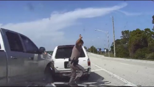 Policía se salvó por centímetros de ser atropellado en autopista de Estados Unidos