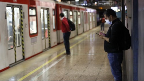 Metro de Santiago informa del cierre de cinco estaciones por 'manifestaciones en el exterior'