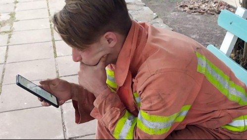 La historia tras la foto de un joven bombero que rindió un examen virtual mientras combatía un incendio