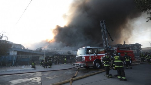 Confirman muerte de una mujer en gran incendio en Macul y descartan que haya más fallecidos