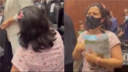 Madre de niño con cáncer se arrodilla frente a diputada y pide medicamentos para su hijo