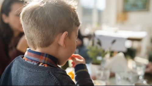 El divertido mensaje con el que un niño avergonzó a su padre al interior de un restaurante