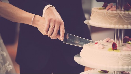 Recién casados cobran a sus invitados por las porciones de su pastel de boda: 'Comiste dos y pagaste una'