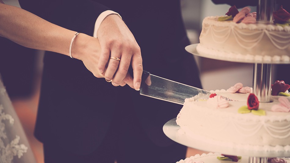 Recién casados cobran a sus invitados por las porciones de su pastel de boda: 