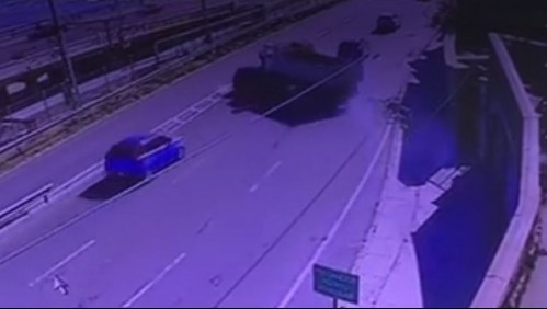 Video capta momento exacto del choque que terminó con un camión cayendo a la línea férrea en Valparaíso