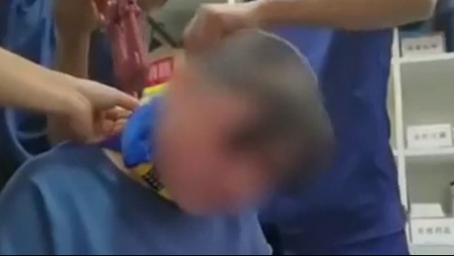 Broma de un niño puso en riesgo la vida de su madre: colocó un candado de bicicleta en el cuello y olvidó la clave