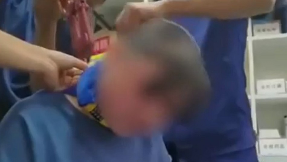 nino-le-coloca-un-candado-en-el-cuello-a-su-madre-a-modo-de-broma Broma de un niño puso en riesgo la vida de su madre: colocó un candado de bicicleta en el cuello y olvidó la clave