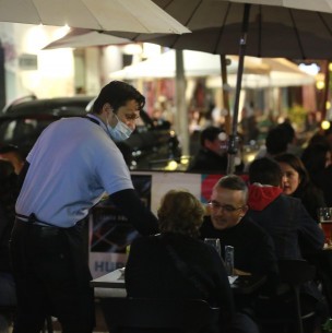 Fin del toque de queda genera creciente oferta laboral: Locales tienen problemas para encontrar trabajadores Fin del toque de queda genera creciente oferta laboral: Locales tienen problemas para encontrar trabajadores