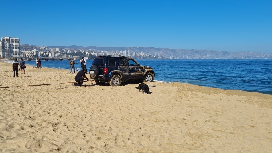 Vehículo quedó atrapado en plena playa Las Salinas en Viña del Mar Vehículo quedó atrapado en plena playa Las Salinas en Viña del Mar