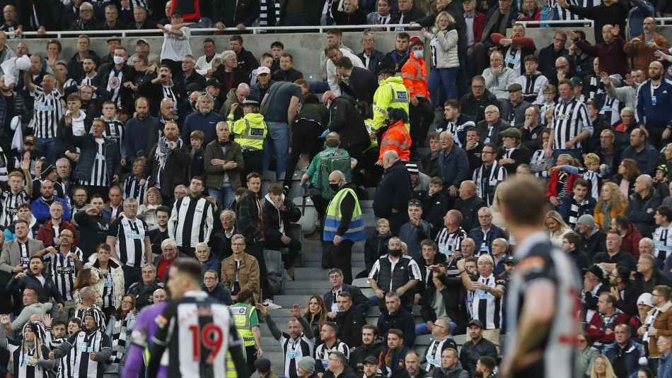 Premier League: Se interrumpió partido Newcastle-Tottenham luego que hincha sufriera un desvanecimiento
