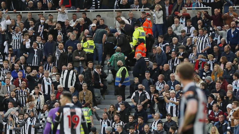 Premier League: Se interrumpió partido Newcastle-Tottenham luego que hincha sufriera un desvanecimiento Premier League: Se interrumpió partido Newcastle-Tottenham luego que hincha sufriera un desvanecimiento