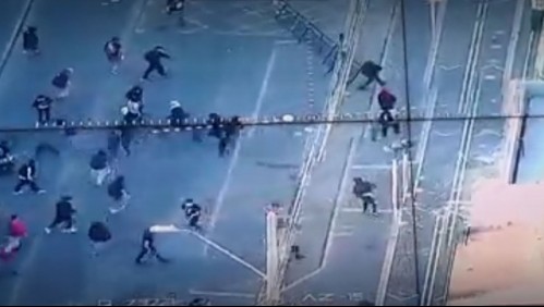 [VIDEO] Manifestantes atacan comisaría de Puente Alto