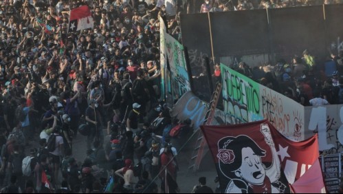 [VIDEO] Manifestantes derriban muro perimetral donde estaba estatua del general Baquedano