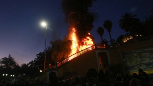 Incendio se registra en cerro Santa Lucía