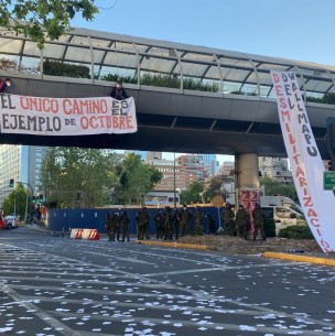 Manifestaciones provocaron interrupciones de tránsito y desvíos en distintos puntos de Santiago Manifestaciones provocaron interrupciones de tránsito y desvíos en distintos puntos de Santiago
