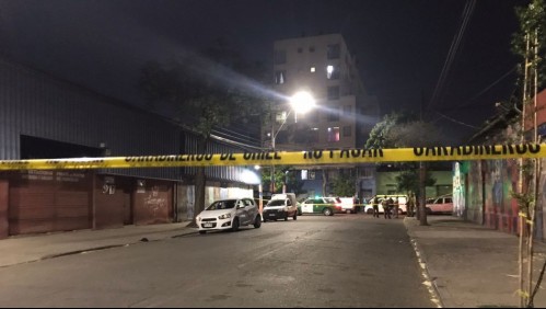 Hallan a dos mujeres fallecidas con herida de bala al interior de un auto en Santiago