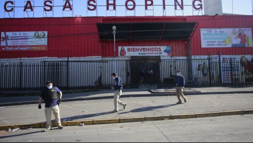 Trabajador disparó a la turba y hermana de baleado lo defiende: lo que se sabe del saqueo a mall chino de Peñalolén