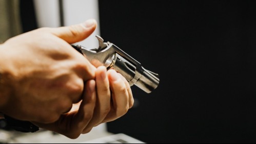 Tuvo un brote psicótico, disparó al aire y arrastró a su madre anciana de 88 años por la calle