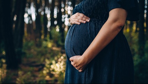 Patea a su novia embarazada de 7 meses cuando descubrió que el bebé no era suyo