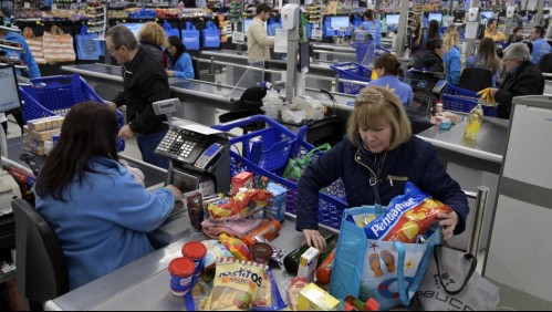 Gobierno de Argentina congela precios de 1.500 productos de consumo masivo para frenar la inflación