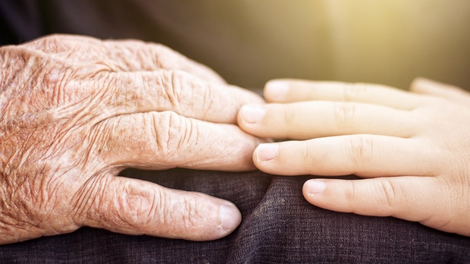 el-emotivo-gesto-de-una-nieta-que-le-hace-dibujos-a-su-abuelo-con-parkinson El emotivo gesto de nieta con su abuelo con Párkinson: hizo dibujos para que recuerde su vida
