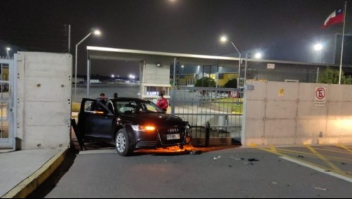 Violento robo en Pudahuel y fallida huida: El auto quedó atrapado en la reja y dos delincuentes cayeron en una zanja